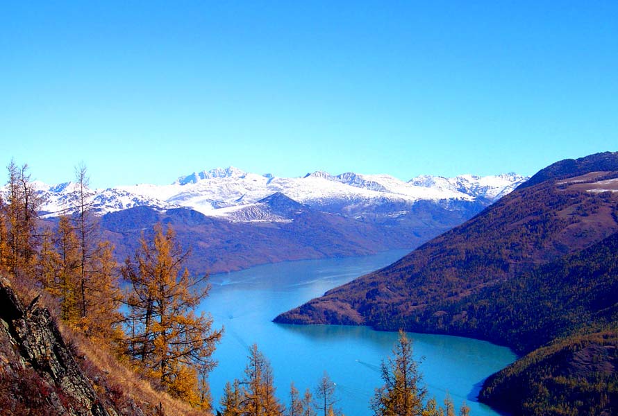 Azurově modré jezero Kanas